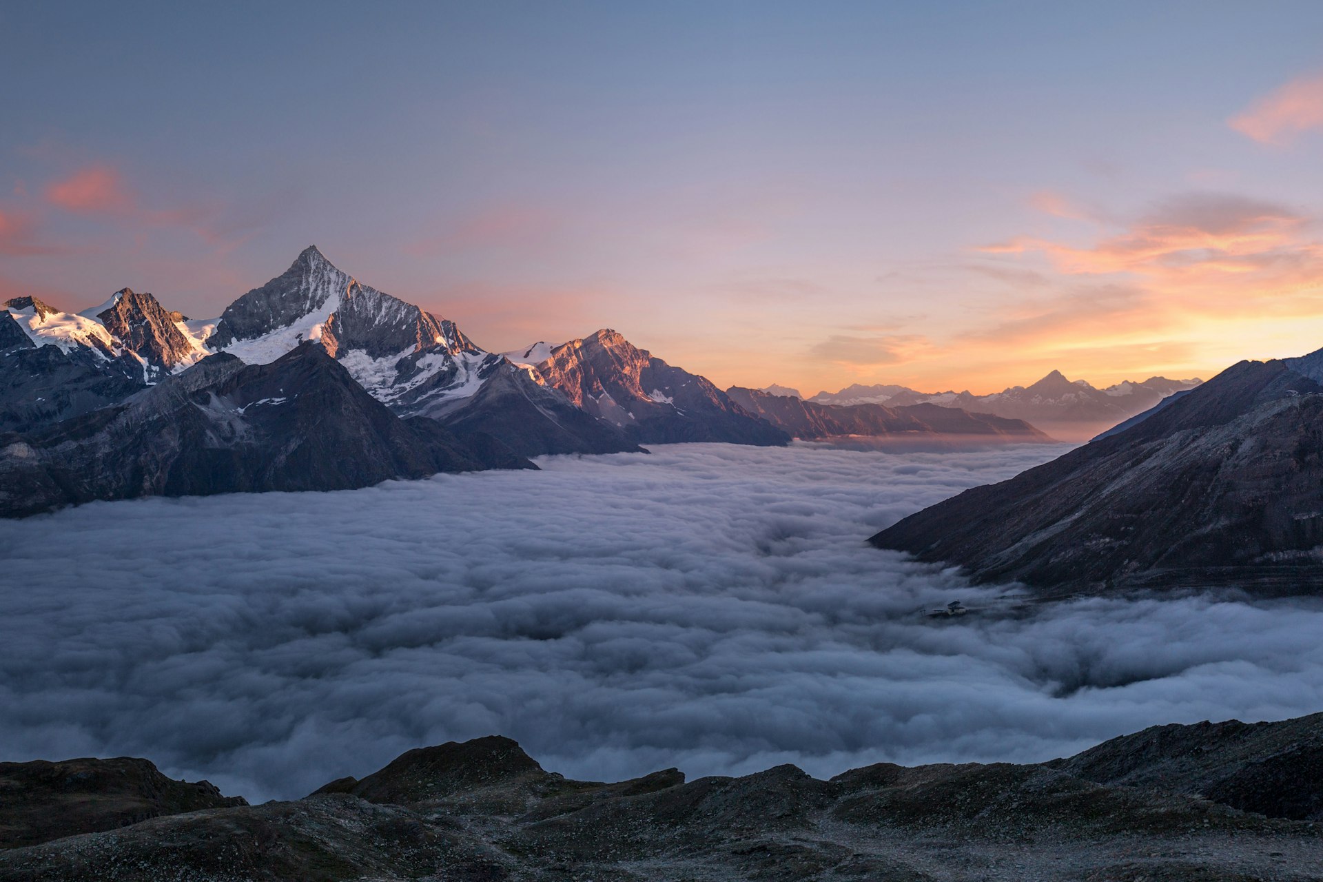 Vue panoramique sur les Pyrénées ariégeoises au lever du soleil